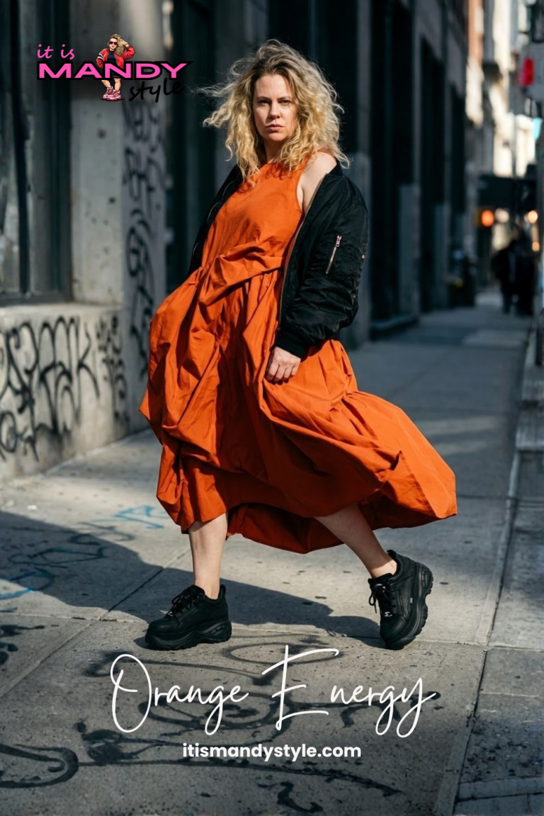 Sneakers onder een jurk: zo stijl je ze vrouwelijk met de kleur oranje.